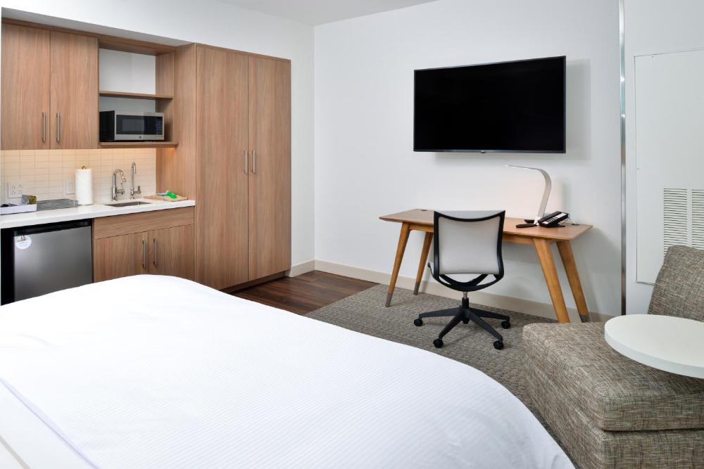 Standard King Room with Transfer Shower - Mobility/Hearing Accessible interior